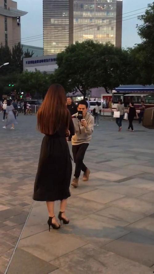 偶遇网红要拍照,镜头下的美好瞬间