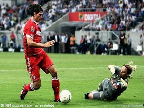 足球解说吃瓜图片高清,高清图揭秘场边趣闻