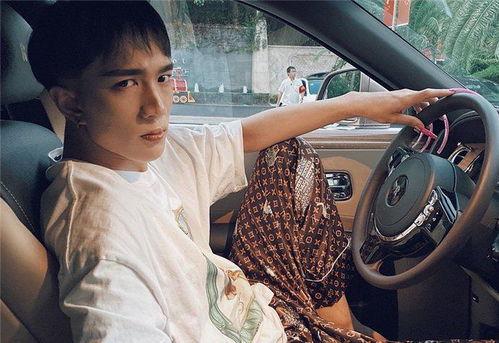 女网红车上化妆视频,精致妆容一镜到底