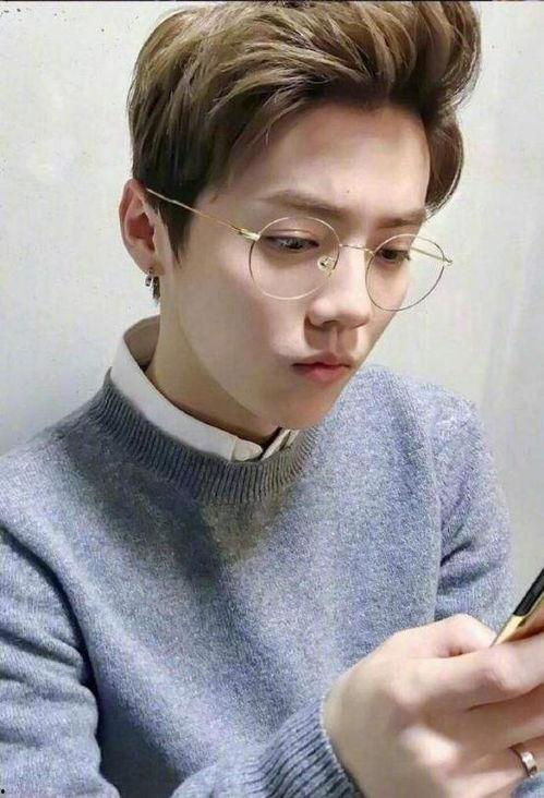 明星带眼镜图片,明星们的时尚眼镜瞬间