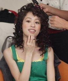 明星走过光图片,明星不慎走过光瞬间，捕捉镜头下的趣味瞬间