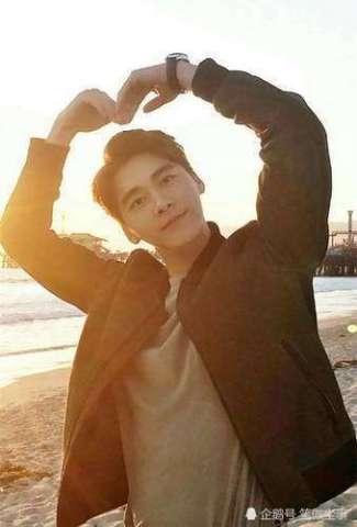 明星情侣比心,比心瞬间见证爱情