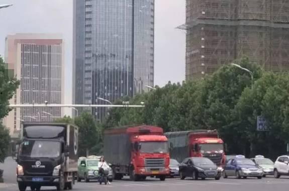 90后小伙买瓜吃瓜视频,趣味视频走红网络