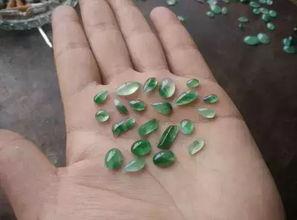 看别人用翡翠边角料做翡翠,翡翠生成新篇章