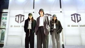 爵士舞抖音网红男孩,舞动青春，燃爆屏幕