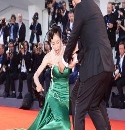 今日头条女星红毯视频,今日头条女星惊艳亮相